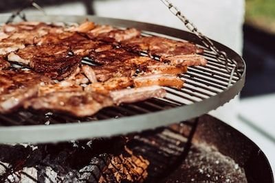 Quelle est la différence entre mijoter, griller et braiser en cuisine ?