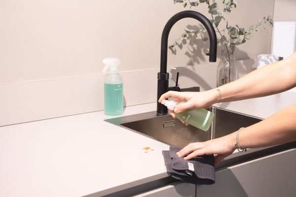 Quelles sont les meilleures façons de nettoyer et entretenir des surfaces en acier inoxydable ?